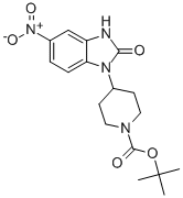 CAS 登录号：337910-14-2， 1-(1-叔丁氧羰基-哌啶-4-基)-5-硝基-1,3-二氢-1H-苯并咪唑-2-酮